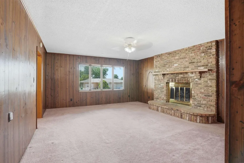 2571 Kate Street Waterloo IA 50701