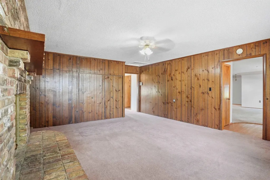 2571 Kate Street Waterloo IA 50701