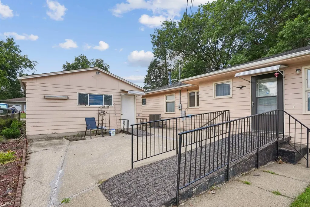 2571 Kate Street Waterloo IA 50701