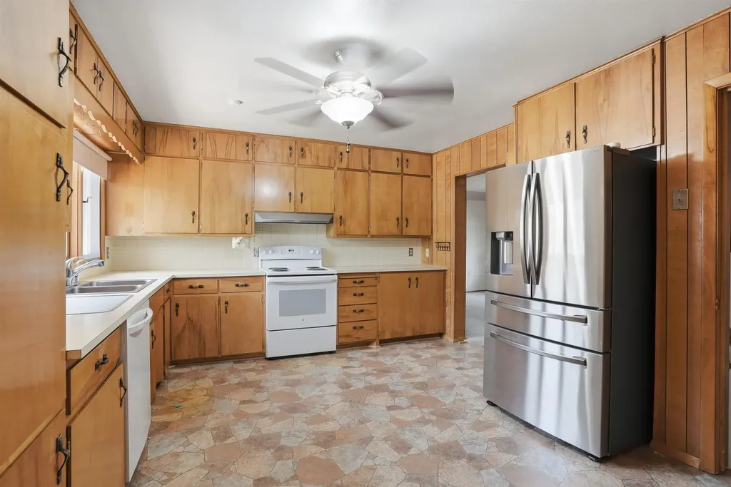 2571 Kate Street Waterloo IA 50701
