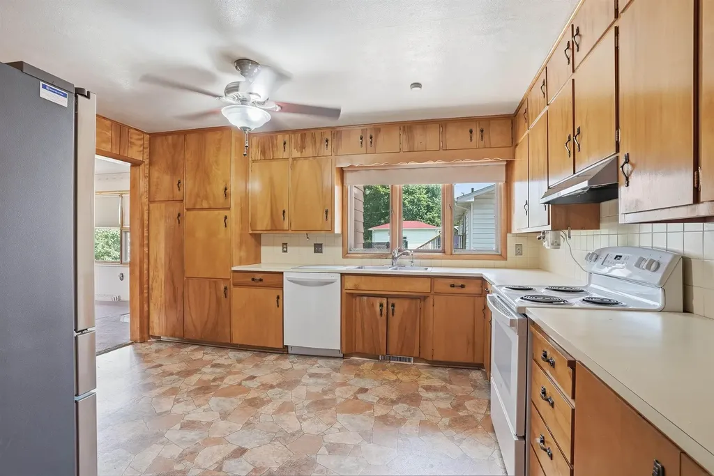 2571 Kate Street Waterloo IA 50701