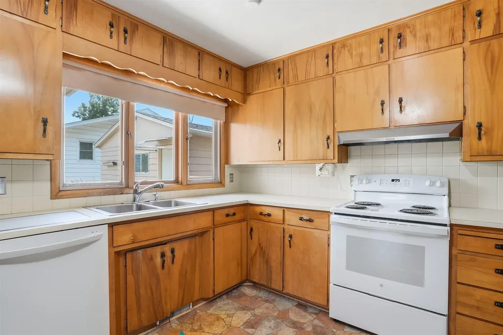 2571 Kate Street Waterloo IA 50701