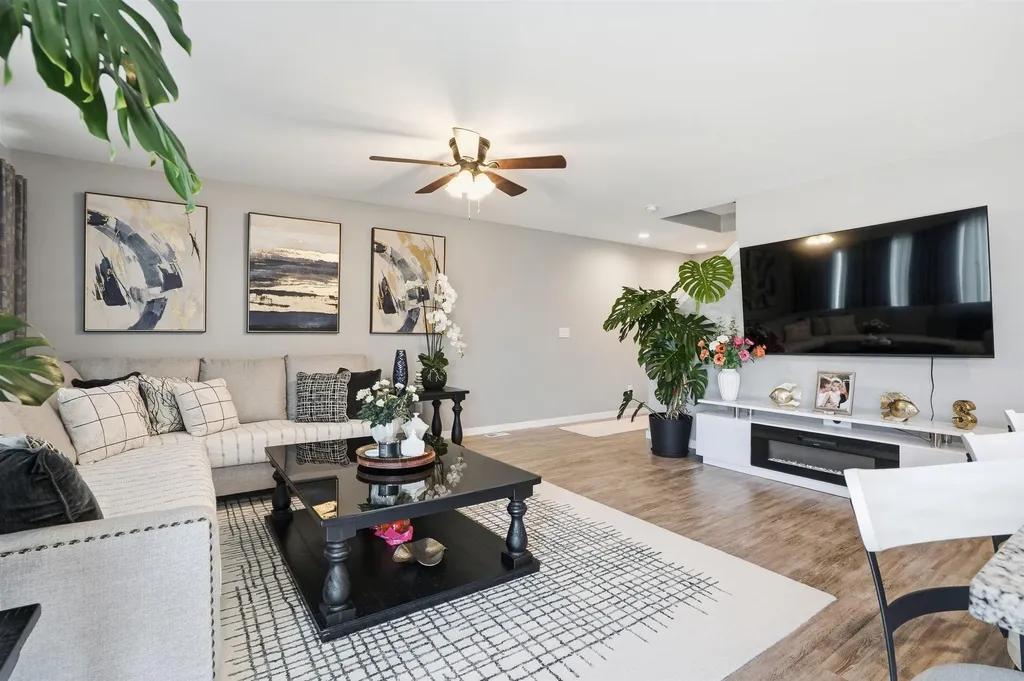4157 Omaha Avenue Waterloo IA 50702