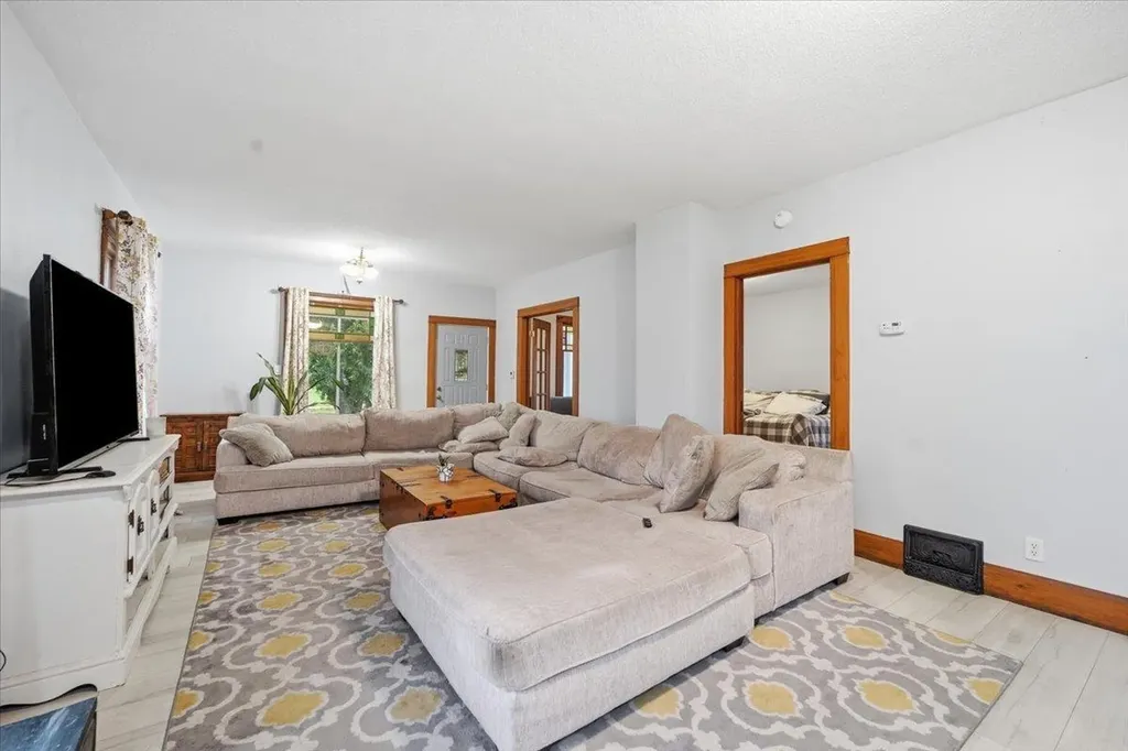 1224 240th Street Waverly IA 50677