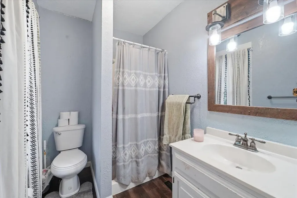 1224 240th Street Waverly IA 50677