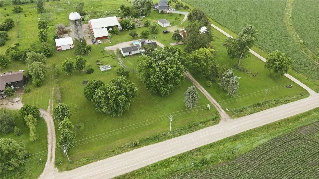 1224 240th Street Waverly IA 50677