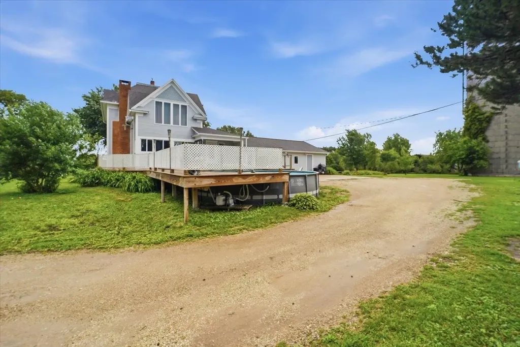 1224 240th Street Waverly IA 50677