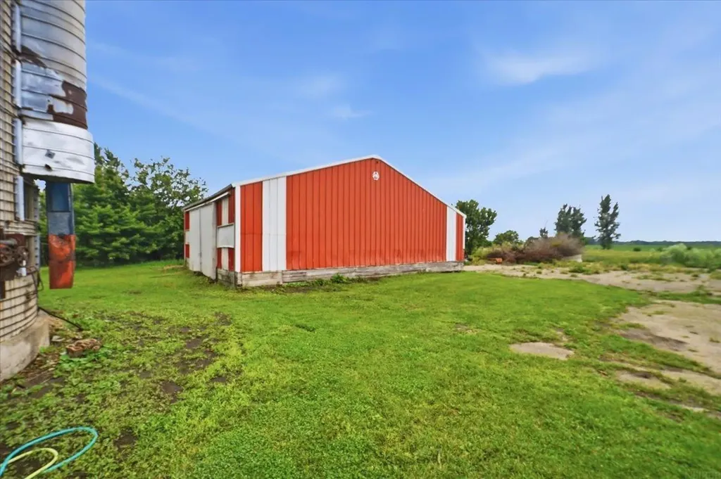 1224 240th Street Waverly IA 50677