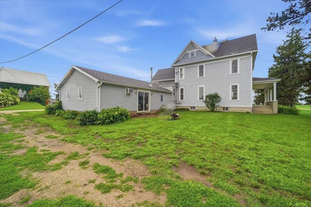 1224 240th Street Waverly IA 50677