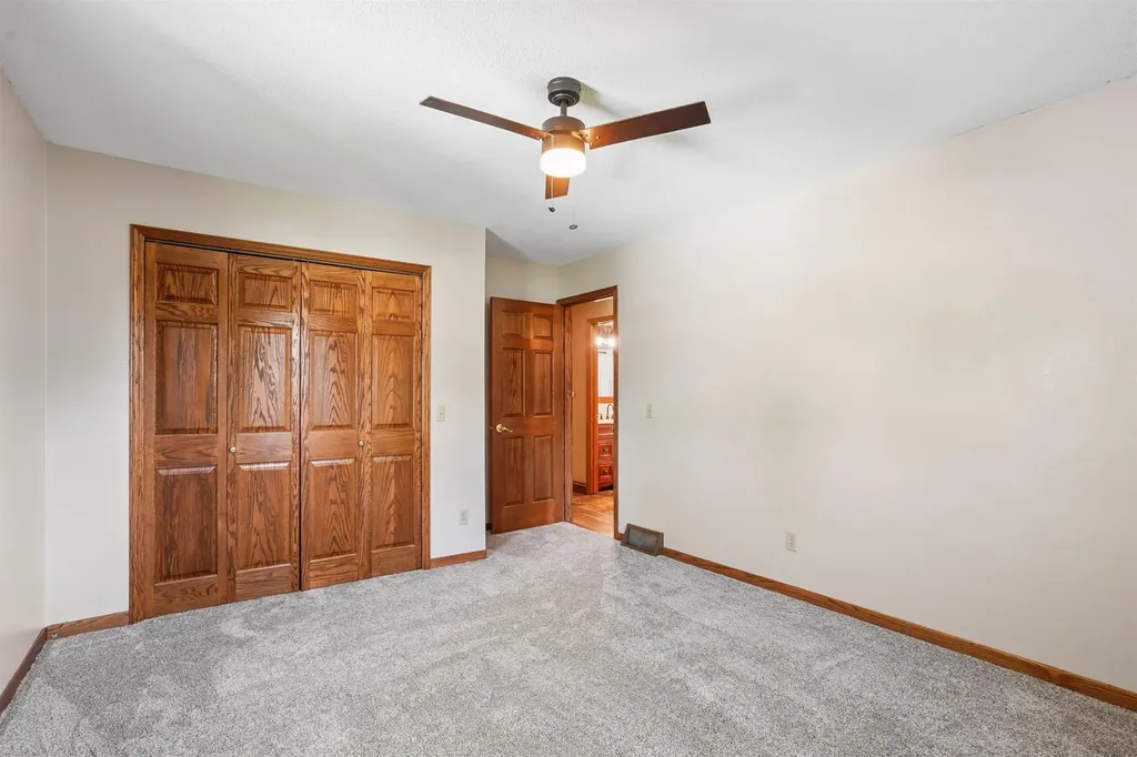 2317 S Frederick Avenue Oelwein IA 50662