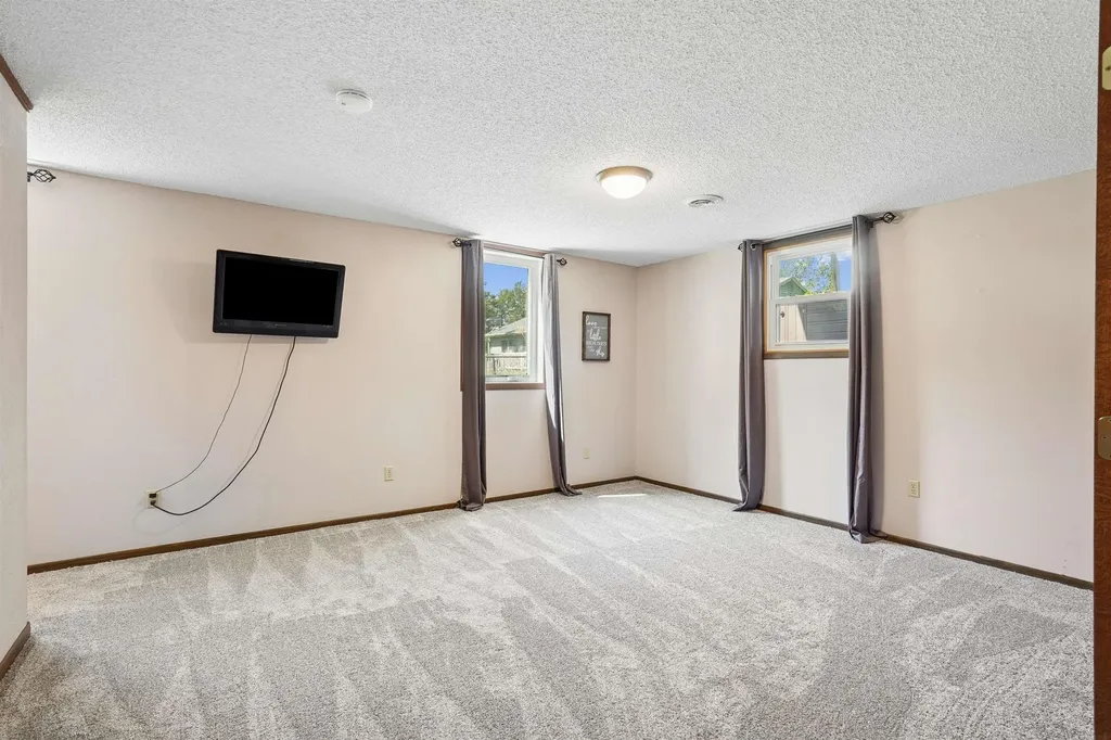 2317 S Frederick Avenue Oelwein IA 50662