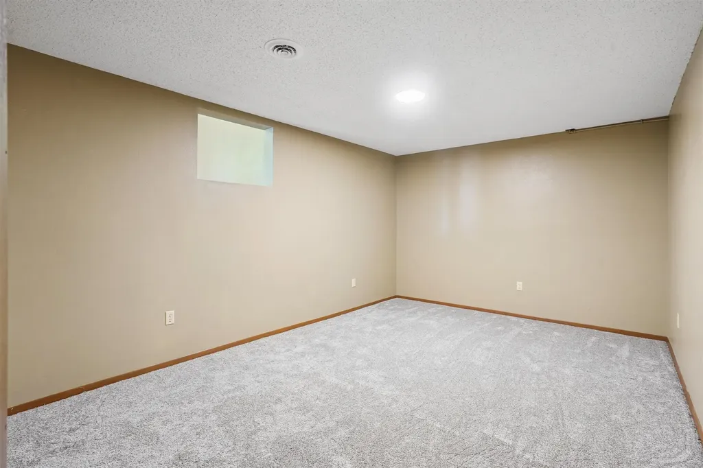 2317 S Frederick Avenue Oelwein IA 50662