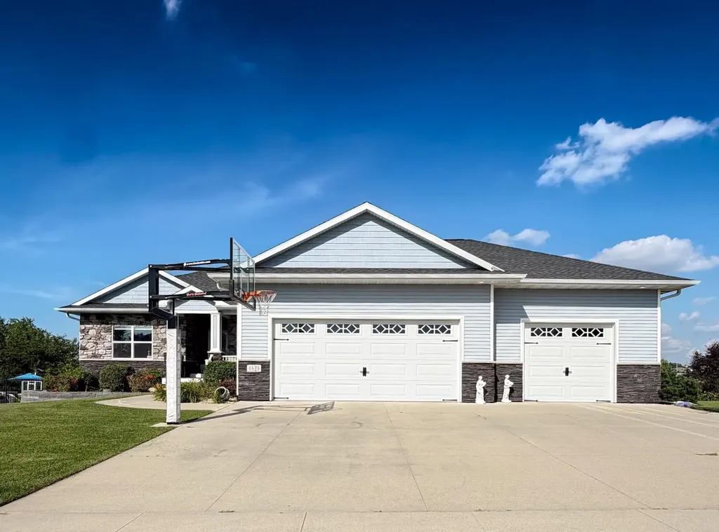 4828 Ironwood Drive Cedar Falls IA 50613