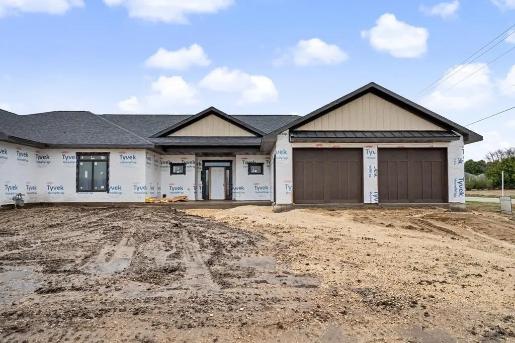 598 Lake Shore Drive Dyersville IA 52040