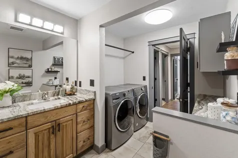 1702 NW 20th Street Waverly IA 50677
