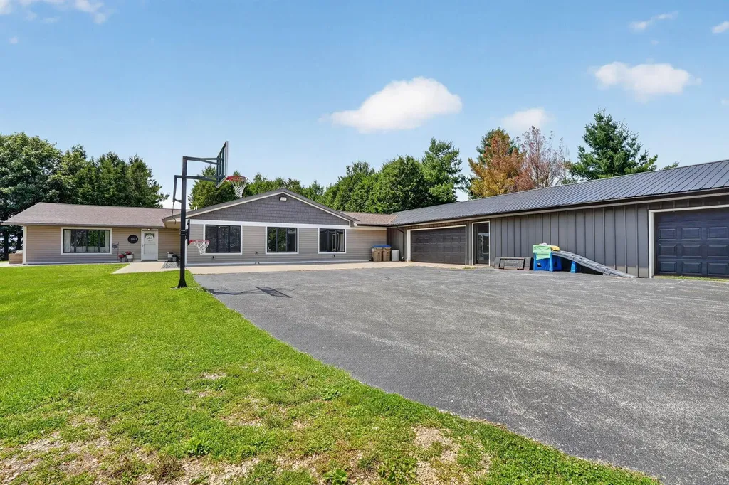 1140 300th Street Ryan IA 52330