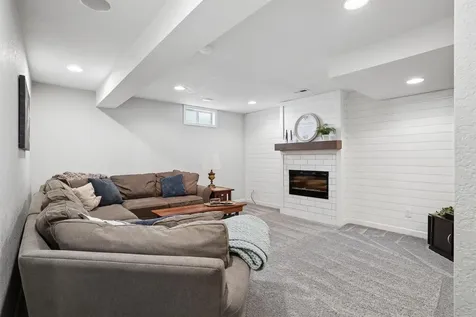 4702 Leslee Lane Waterloo IA 50701
