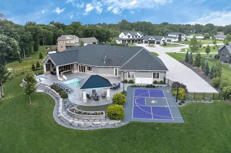 1214 Lakeshore Drive Cedar Falls IA 50613