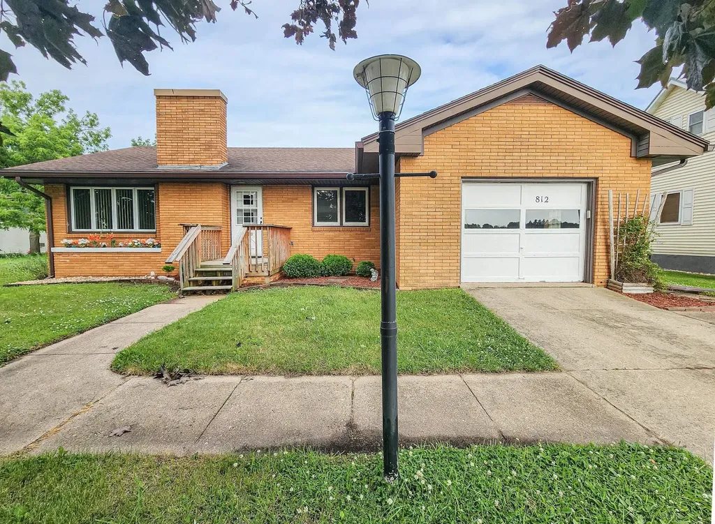 Manchester IA, 812 Sherman Avenue