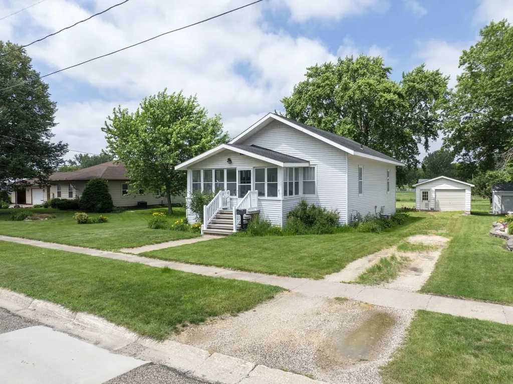 811 N Railroad Street Sumner IA 50674