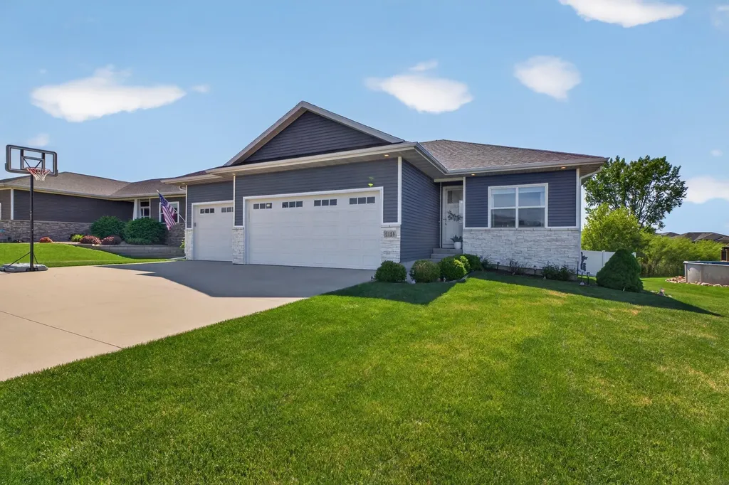 2124 Donald Drive Cedar Falls IA 50613
