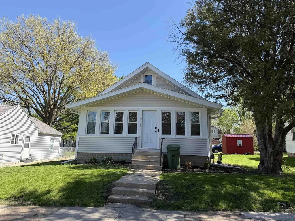 921 Leavitt Street Waterloo IA 50702