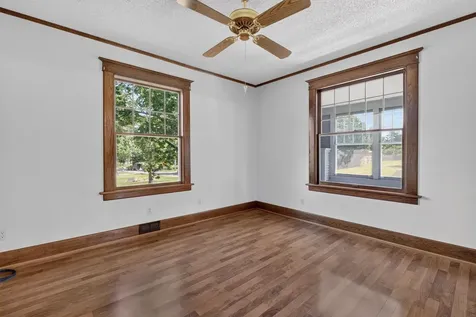206 S Hackett Road Waterloo IA 50701