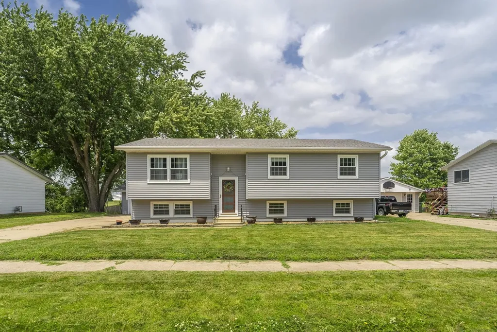 2304 NW 3rd Avenue Waverly IA 50677