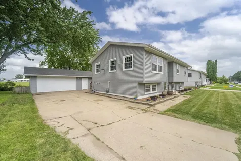 2304 NW 3rd Avenue Waverly IA 50677