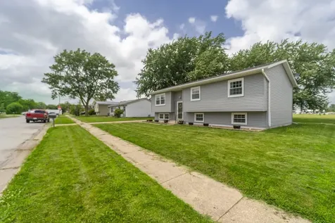 2304 NW 3rd Avenue Waverly IA 50677