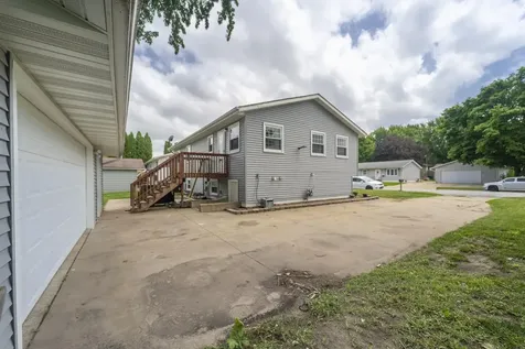 2304 NW 3rd Avenue Waverly IA 50677