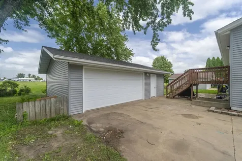2304 NW 3rd Avenue Waverly IA 50677