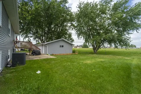2304 NW 3rd Avenue Waverly IA 50677
