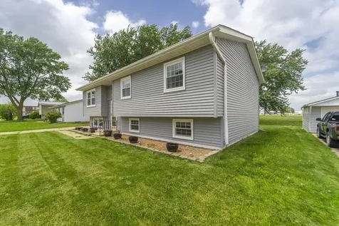 2304 NW 3rd Avenue Waverly IA 50677