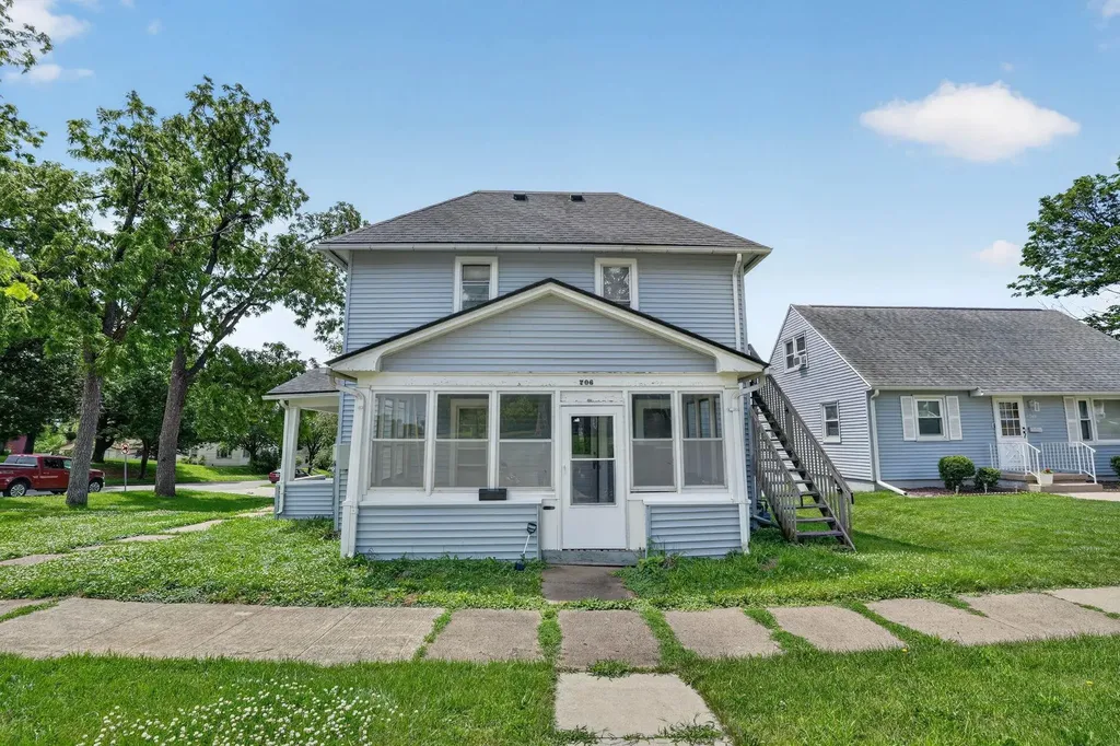 706 W 12th Street Cedar Falls IA 50613