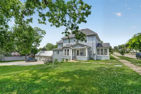 706 W 12th Street Cedar Falls IA 50613