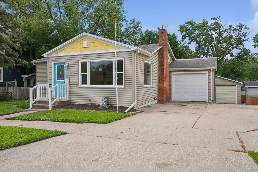 1016 W 2nd Street Cedar Falls IA 50613