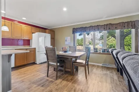 2094 Jamestown Avenue Independence IA 50644