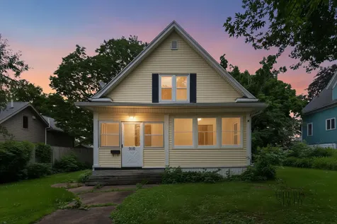 910 Walnut Street Cedar Falls IA 50613