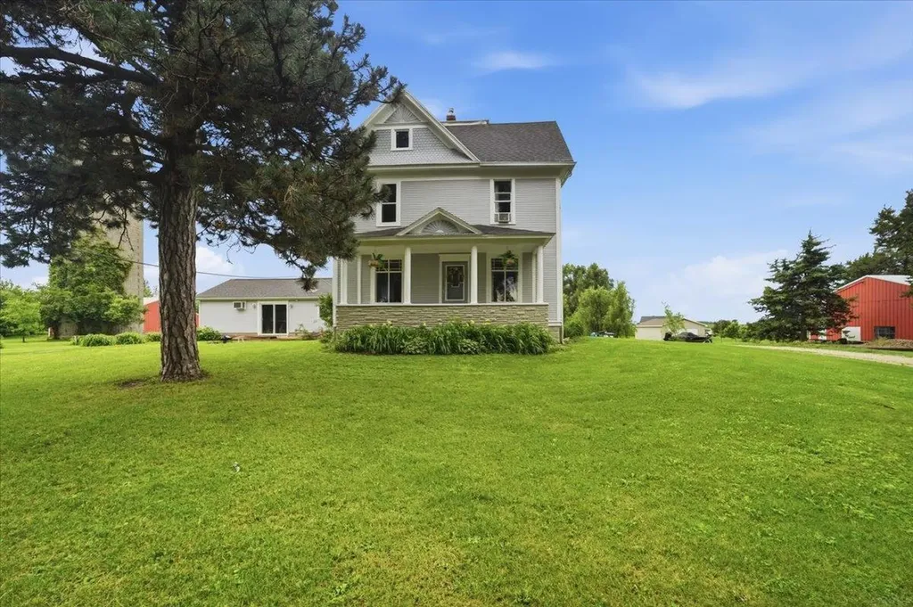 1224 240th Street Waverly IA 50677