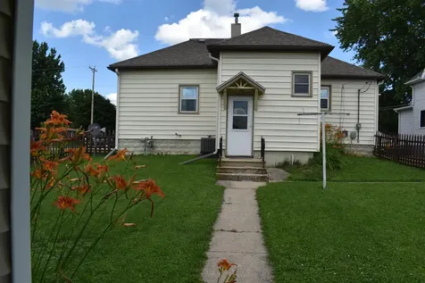 18 3rd Avenue SE Oelwein IA 50662