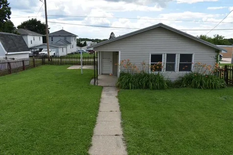18 3rd Avenue SE Oelwein IA 50662