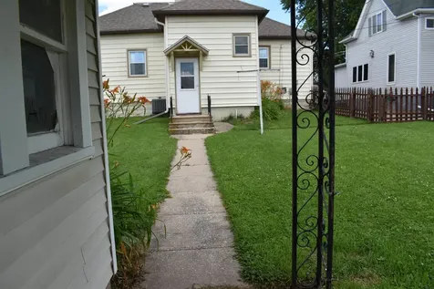 18 3rd Avenue SE Oelwein IA 50662