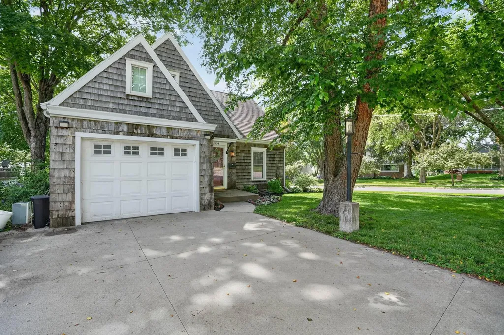 304 Columbia Circle Waterloo IA 50701