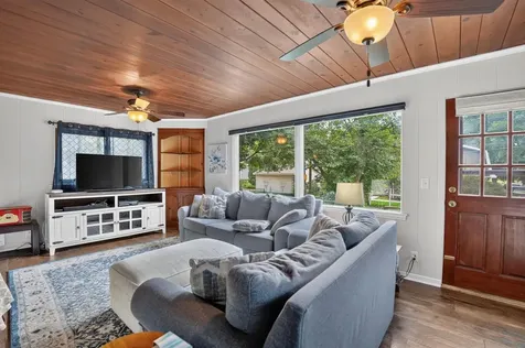 304 Columbia Circle Waterloo IA 50701