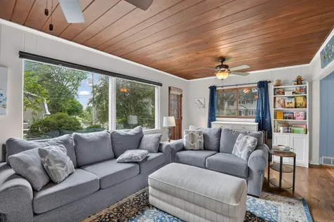 304 Columbia Circle Waterloo IA 50701