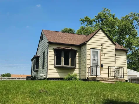419 Charles Street Waterloo IA 50703