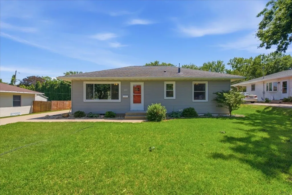 1223 Maxine Avenue Waterloo IA 50701