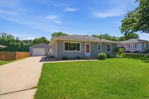 1223 Maxine Avenue Waterloo IA 50701