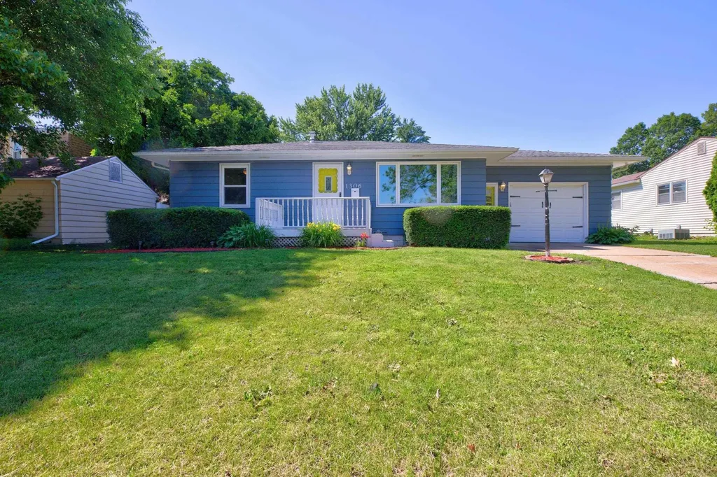 1306 W 6th Street Cedar Falls IA 50613